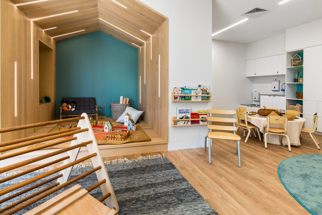 Nido Riverton Room with Wooden chairs, table and carpet