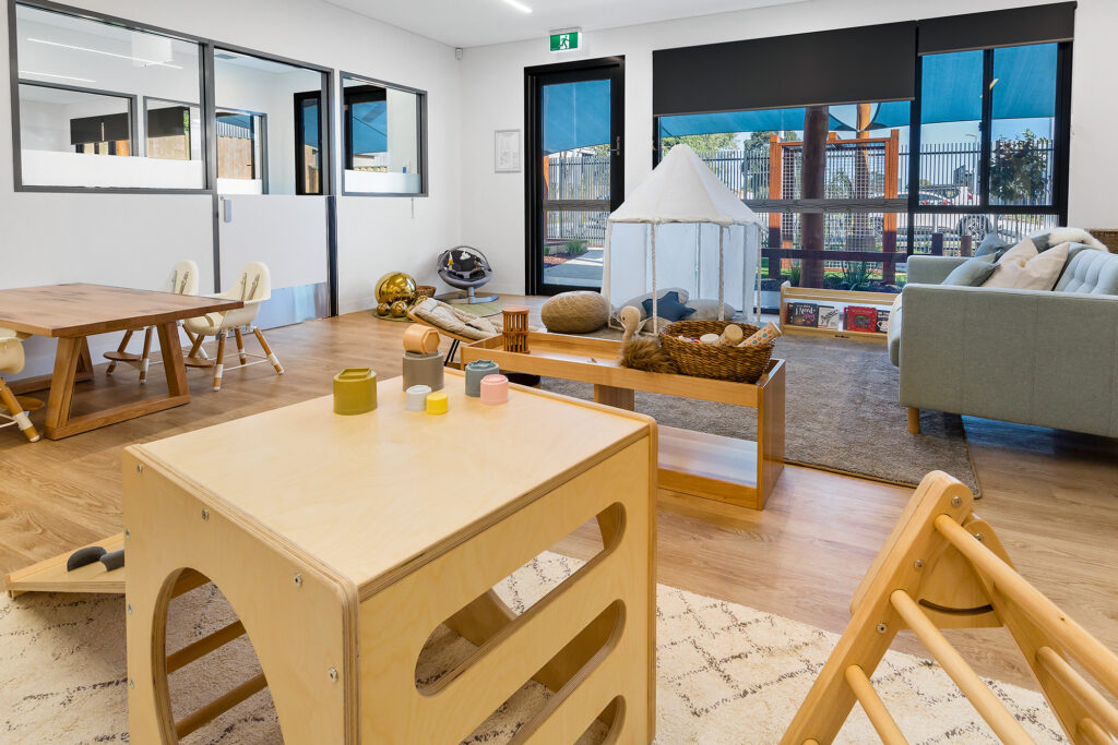 Nido Riverton Living room with Wooden table, chairs, sofa, pillows, basket and transparent door