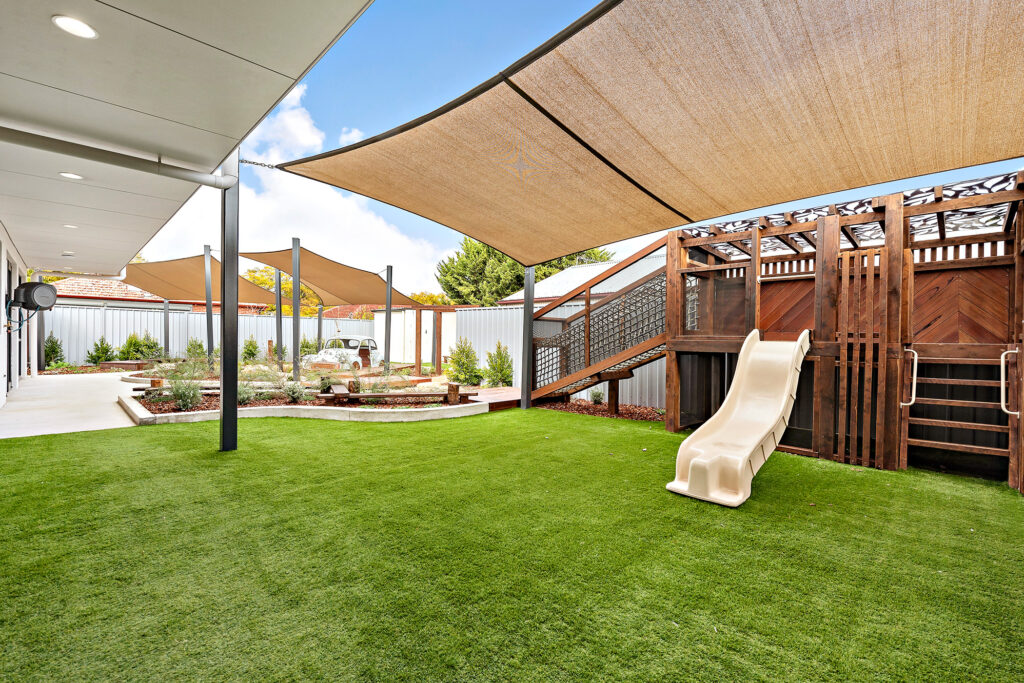 Wooden playing structure for children in the Nido Cumberland Park garden